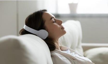 Woman-headphones-eyes-closed